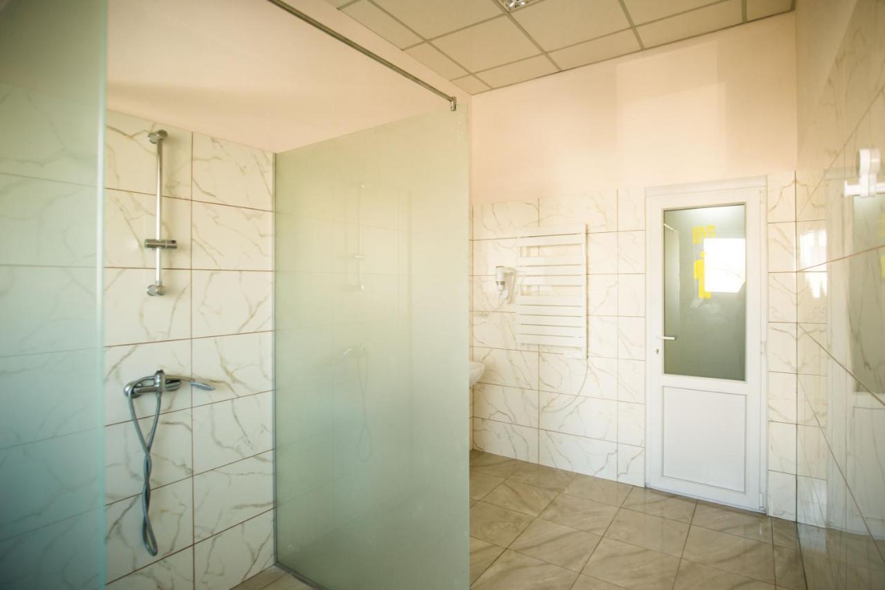 Si-Yo Hostel Uzhhorod Bagian luar foto